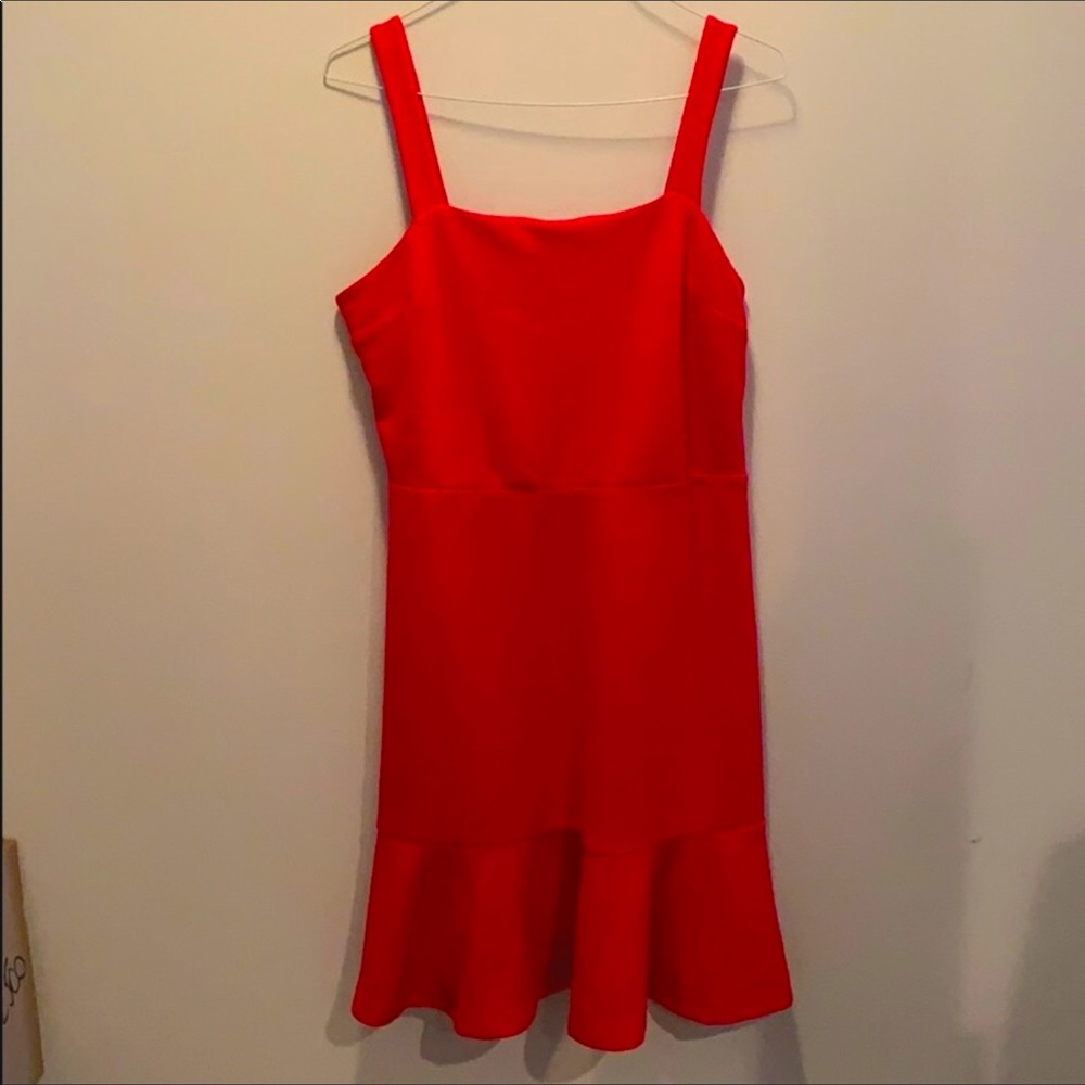 Gap red flounce 10 tall